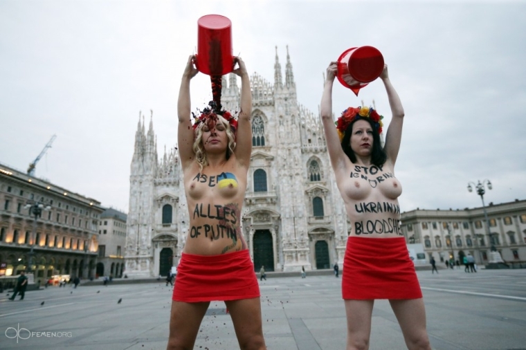 Femen облились вином в Милане 1