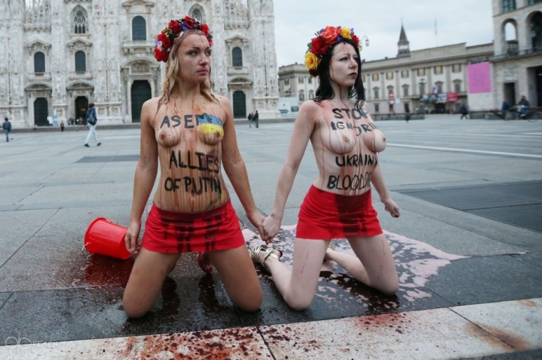 Femen облились вином в Милане 2