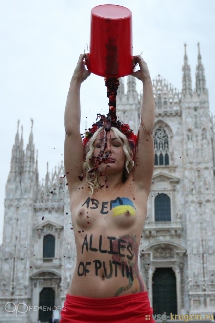 Femen облились вином в Милане 7