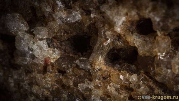 Пляжный камень под микроскопом
