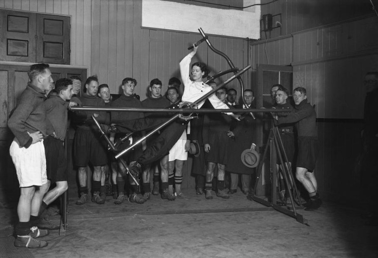 Девушка демонстрирует работу тренажера для футболистов из команды Арсенал, Лондон 1932 год