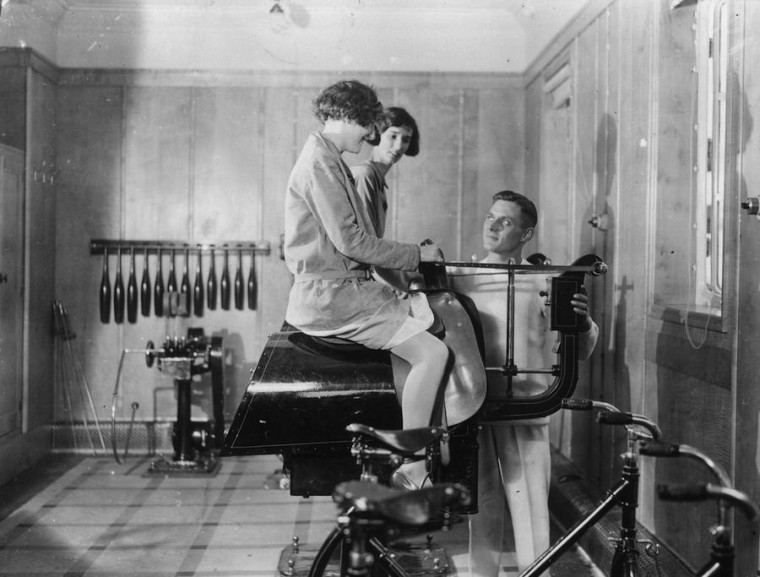 Девушки занимаются в тренажерном зале под надзором инструктора. Фото сделано на борту лайнера Герцогиня Бедфорская в 1931 году