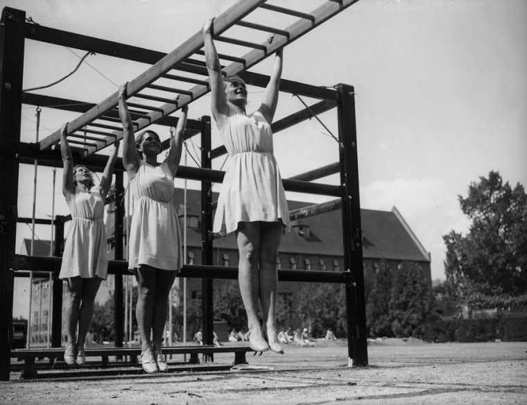 Девушки тренируются в одном из британских колледжей. 1933 год