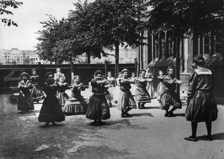 Занятия физкультурой на заднем дворе женской школы. 1905 год
