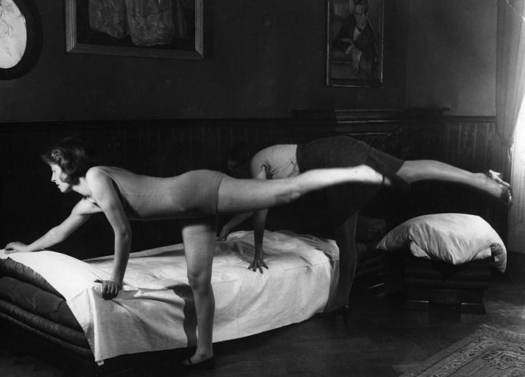 Упражнения, которые домохозяйкам рекомендовали делать во время заправления кровати. 1935 год