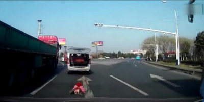 Ребенок вывалился на дорогу