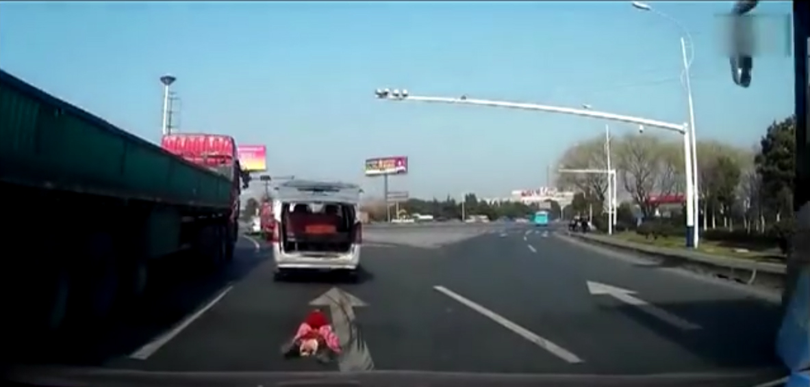 Двухлетний ребенок выпал из багажника машины